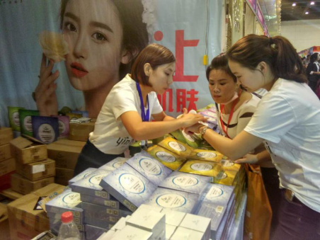 尹潤姬現(xiàn)身2016鄭州國際美博會  明星產(chǎn)品引搶購